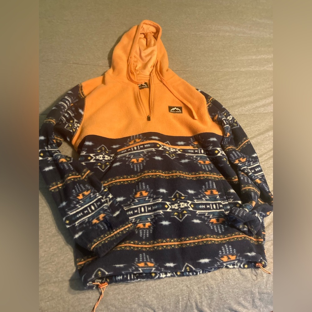 Massive outdoors pull over zip
